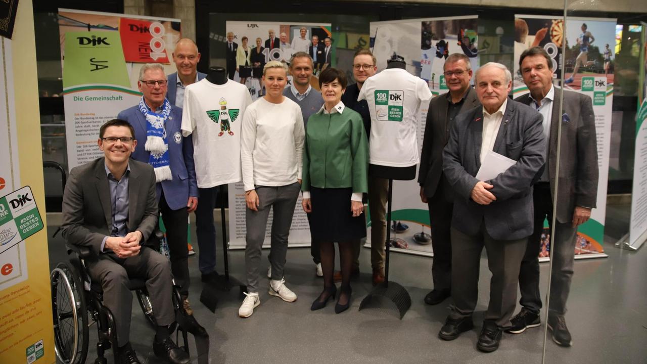 Die Teilnehmer der Diskussion zur Sonderausstellung stehen zwischen Ausstelungsstücken. Die Teilnehmer der Diskussion zur Sonderausstellung stehen zwischen Ausstelungsstücken.