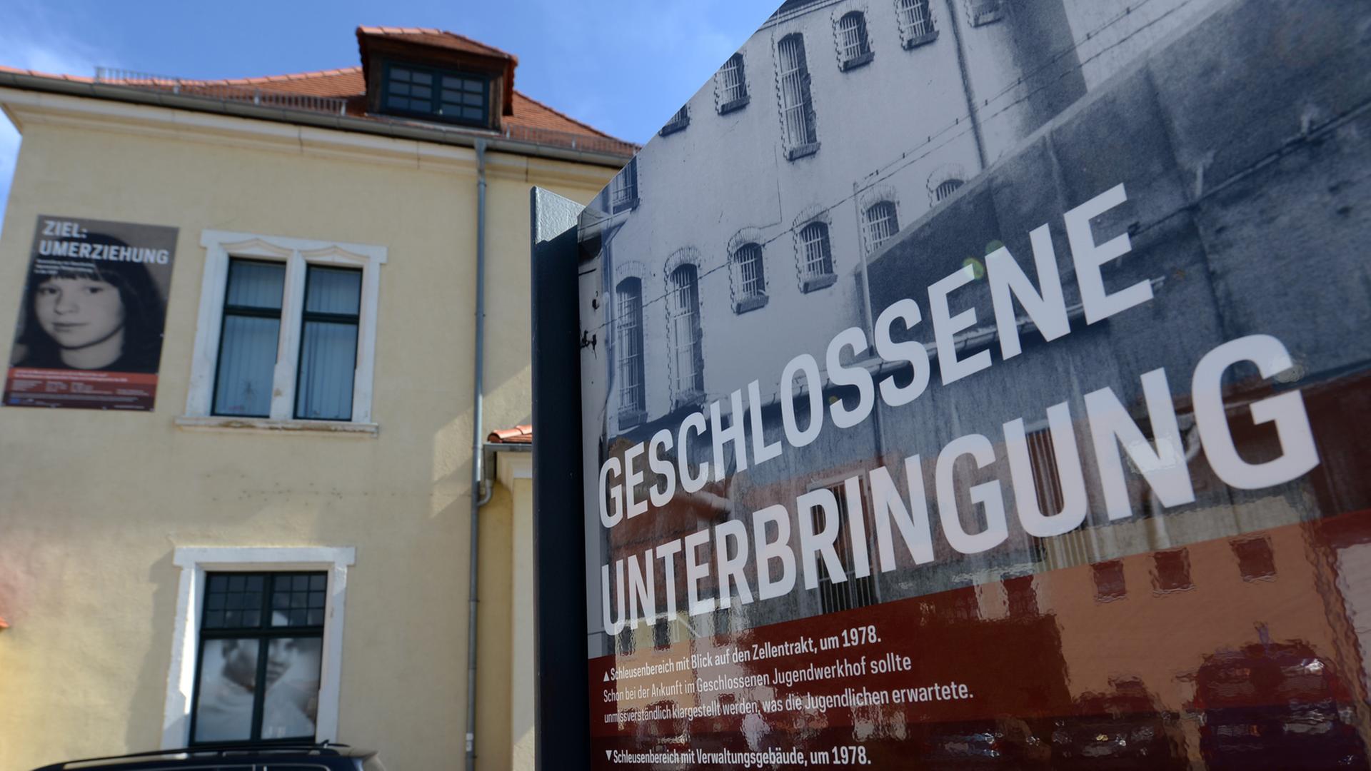 Eine Informationstafel mit der Aufschrift "Geschlossene Unterbringung" steht am 14.09.2013 neben dem Gebäude des ehemaligen Jugendwerkhofes und der heutigen "Gedenkstätte Geschlossener Jugendwerkhof" in Torgau (Sachsen). Eine Informationstafel mit der Aufschrift "Geschlossene Unterbringung" steht am 14.09.2013 neben dem Gebäude des ehemaligen Jugendwerkhofes und der heutigen "Gedenkstätte Geschlossener Jugendwerkhof" in Torgau (Sachsen).