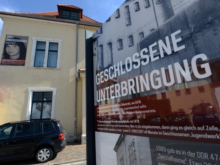 Eine Informationstafel mit der Aufschrift "Geschlossene Unterbringung" steht am 14.09.2013 neben dem Gebäude des ehemaligen Jugendwerkhofes und der heutigen "Gedenkstätte Geschlossener Jugendwerkhof" in Torgau (Sachsen).