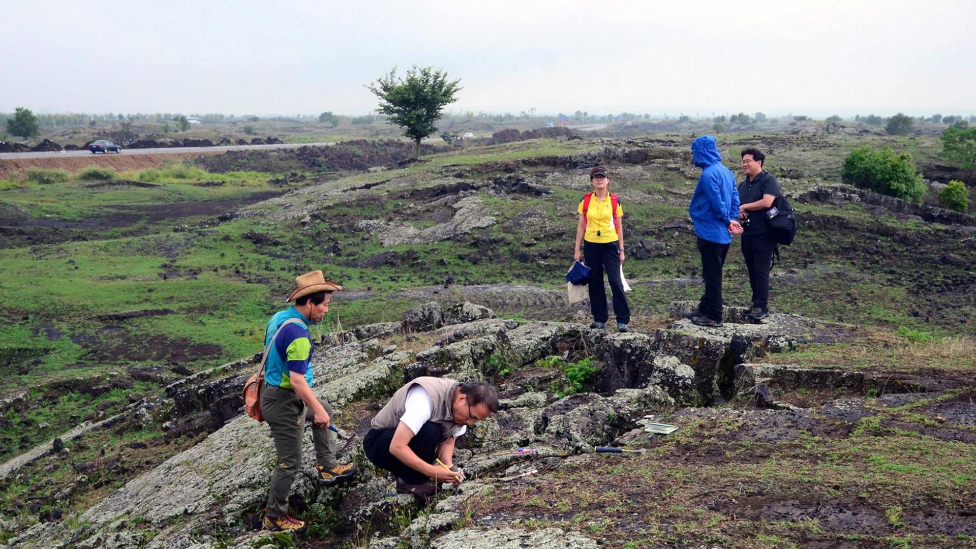Südkoreanische und chinesische Experten bei einer geologischen Expedition am Peaktu an der nordkoreanisch-chinesischen Grenze im April 2015 Südkoreanische und chinesische Experten bei einer geologischen Expedition am Peaktu an der nordkoreanisch-chinesischen Grenze im April 2015
