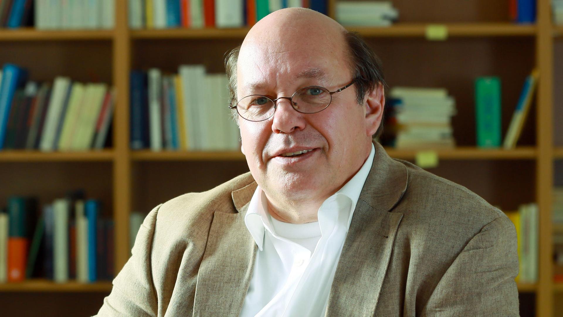 Rafael Behr, Kriminologe und Soziologieprofessor an der Hochschule der Polizei Hamburg, blickt am 17.10.2012 in seinem Büro in Hamburg in die Kamera. Rafael Behr, Kriminologe und Soziologieprofessor an der Hochschule der Polizei Hamburg, blickt am 17.10.2012 in seinem Büro in Hamburg in die Kamera.