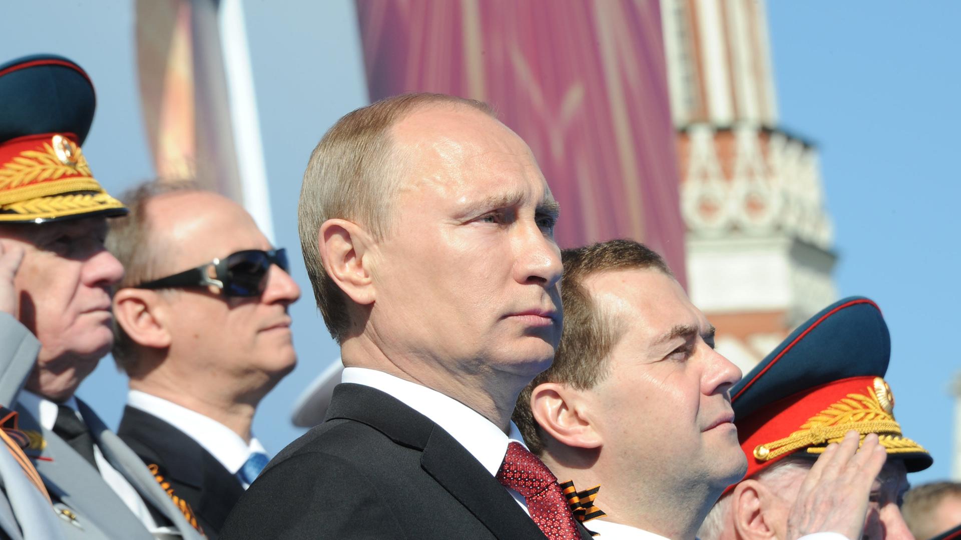 Wladimir Putin und Dimitri Medwedjew nehmen an der Feier auf dem Roten Platz in Moskau teil. Wladimir Putin und Dimitri Medwedjew nehmen an der Feier auf dem Roten Platz in Moskau teil.