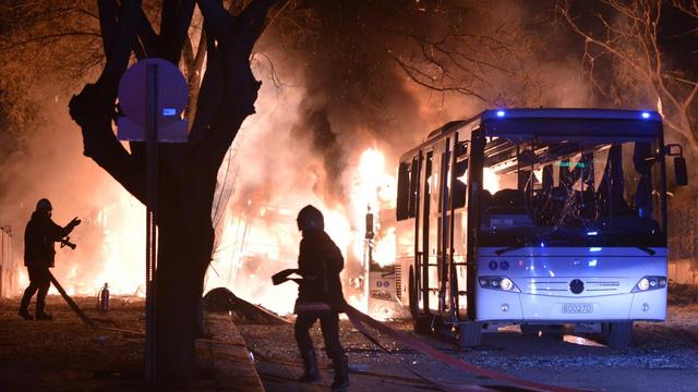 Löscharbeiten nach dem Anschlag in Ankara