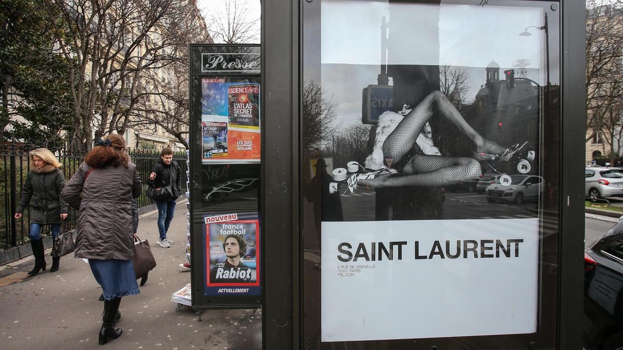 Die jüngste Plakatkampagne des französischen Modehauses Yves Saint Laurent zeigte schlanke Frauen in Netzstrumpfhosen, hochhackigen Rollschuhen und knappen Bodys. Die Models posierten mit hochgerecktem Hinterteil, wirkten dürr, devot und stark sexualisiert Die jüngste Plakatkampagne des französischen Modehauses Yves Saint Laurent zeigte schlanke Frauen in Netzstrumpfhosen, hochhackigen Rollschuhen und knappen Bodys. Die Models posierten mit hochgerecktem Hinterteil, wirkten dürr, devot und stark sexualisiert