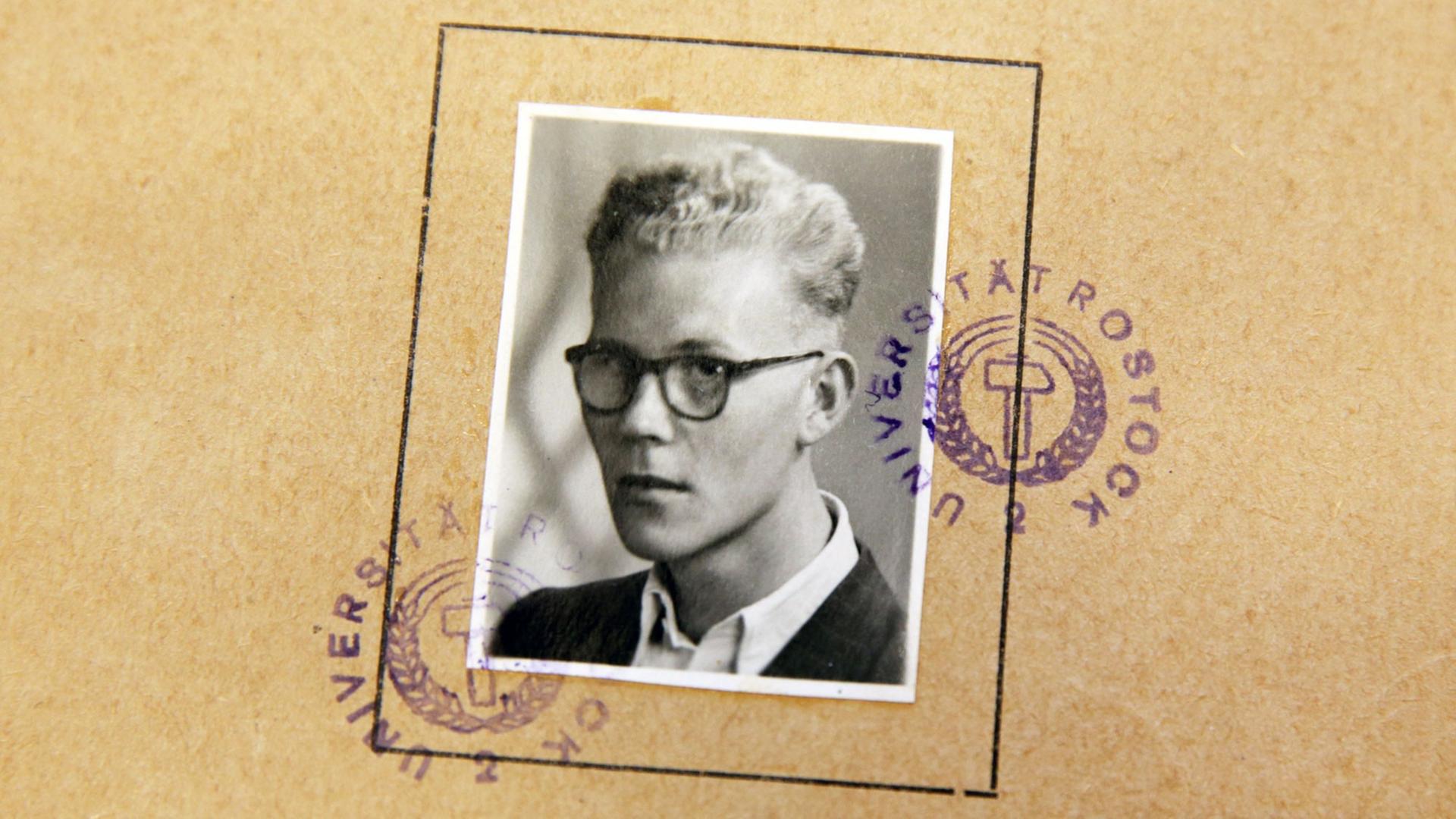 Das Studienbuch von Uwe Johnson im gleichnamigen Archiv in der Universitätsbibliothek Rostock Das Studienbuch von Uwe Johnson im gleichnamigen Archiv in der Universitätsbibliothek Rostock