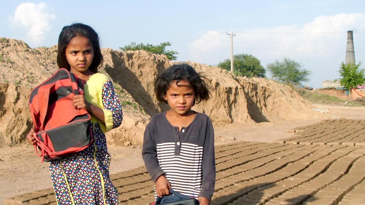 Kinder, die in einer Ziegelbrennerei in einem Vorort von Islamabad in Pakistan arbeiten