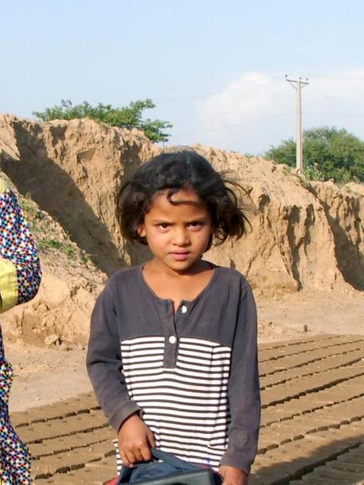 Kinder, die in einer Ziegelbrennerei in einem Vorort von Islamabad in Pakistan arbeiten