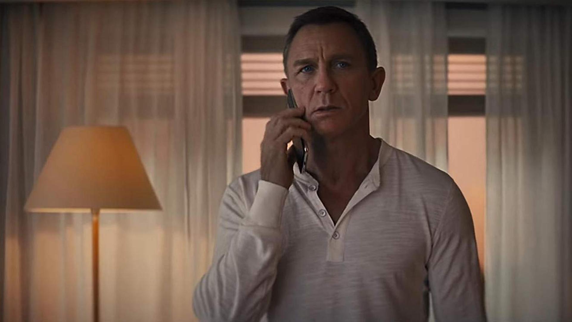 Schauspieler Daniel Craig alias James Bond telefoniert mit dem Smartphone. Schauspieler Daniel Craig alias James Bond telefoniert mit dem Smartphone.
