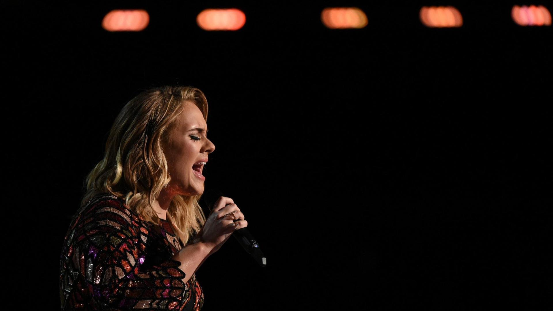 Die Sängerin Adele bei ihrem Auftritt während den Grammy Awards 2017. Die Sängerin Adele bei ihrem Auftritt während den Grammy Awards 2017.