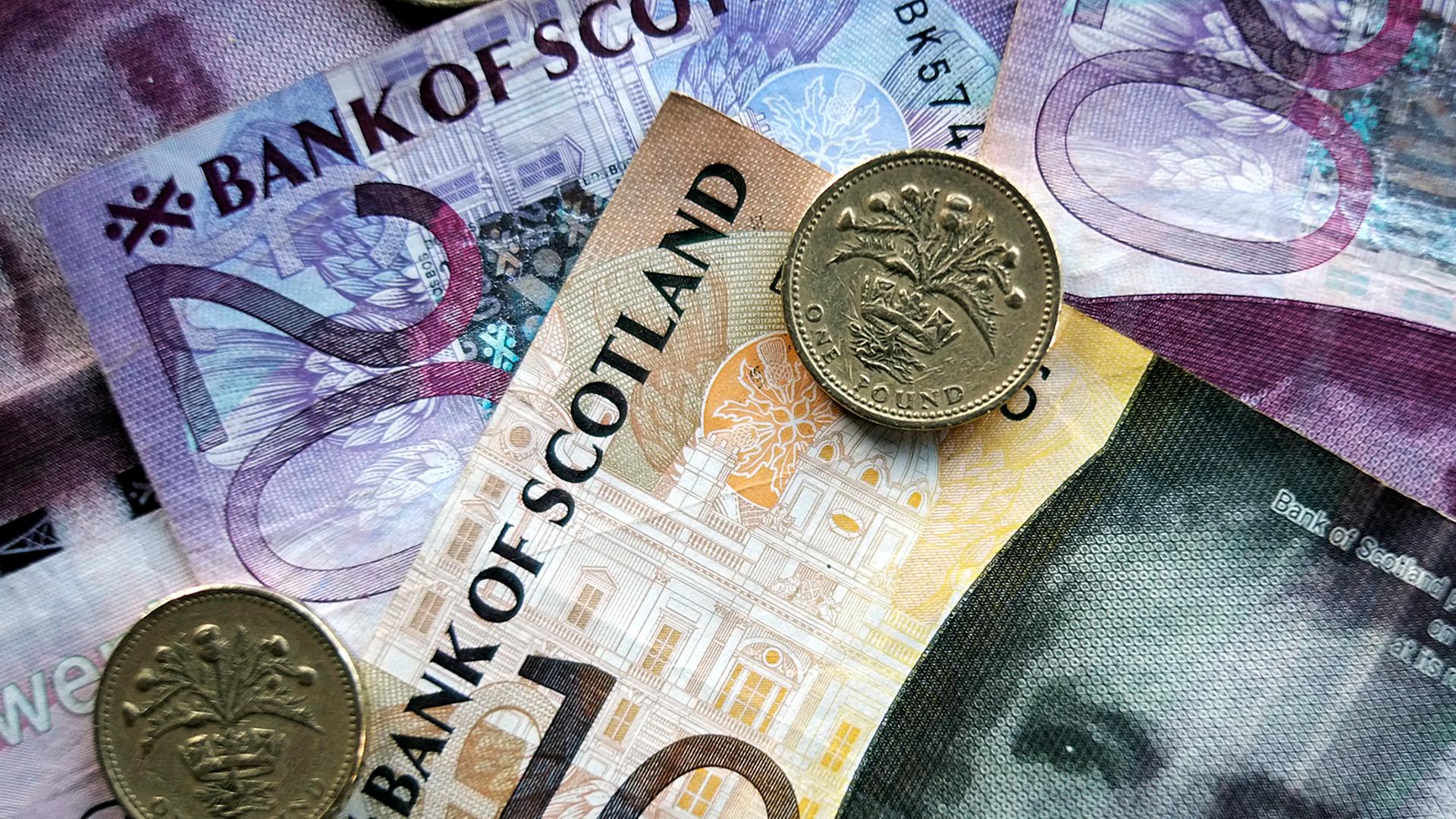 Schottische Pfundscheine und Münzen
