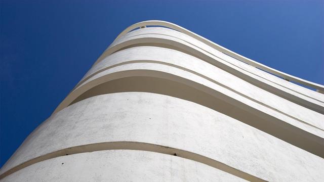 Die weißen geschwungene Mauern sind typisch für die Bauhaus-Architektur in Tel Aviv