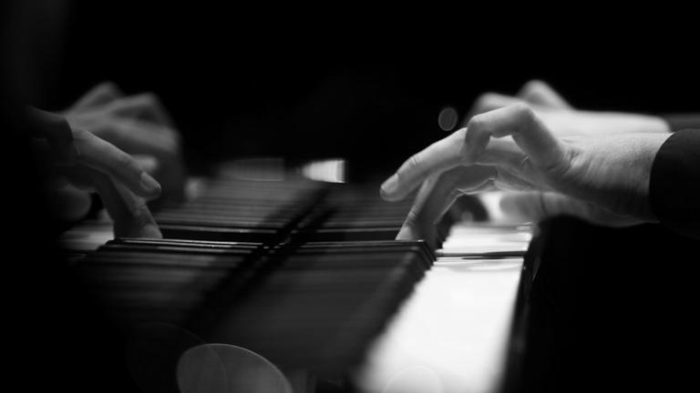 Stark bewegte Finger des Pianisten auf der Tastatur. Stark bewegte Finger des Pianisten auf der Tastatur.