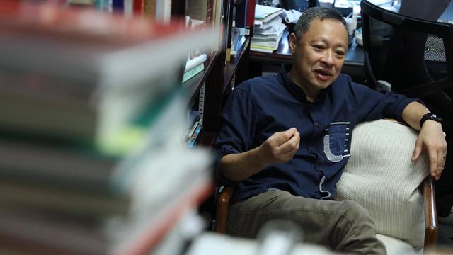 Der Rechtswissenschaftler und politische Aktivist Benny Tai Yiu-ting, Professor an der Universität Hongkong, am 26. Mai 2020 in seinem Arbeitszimmer zwischen Büchern.