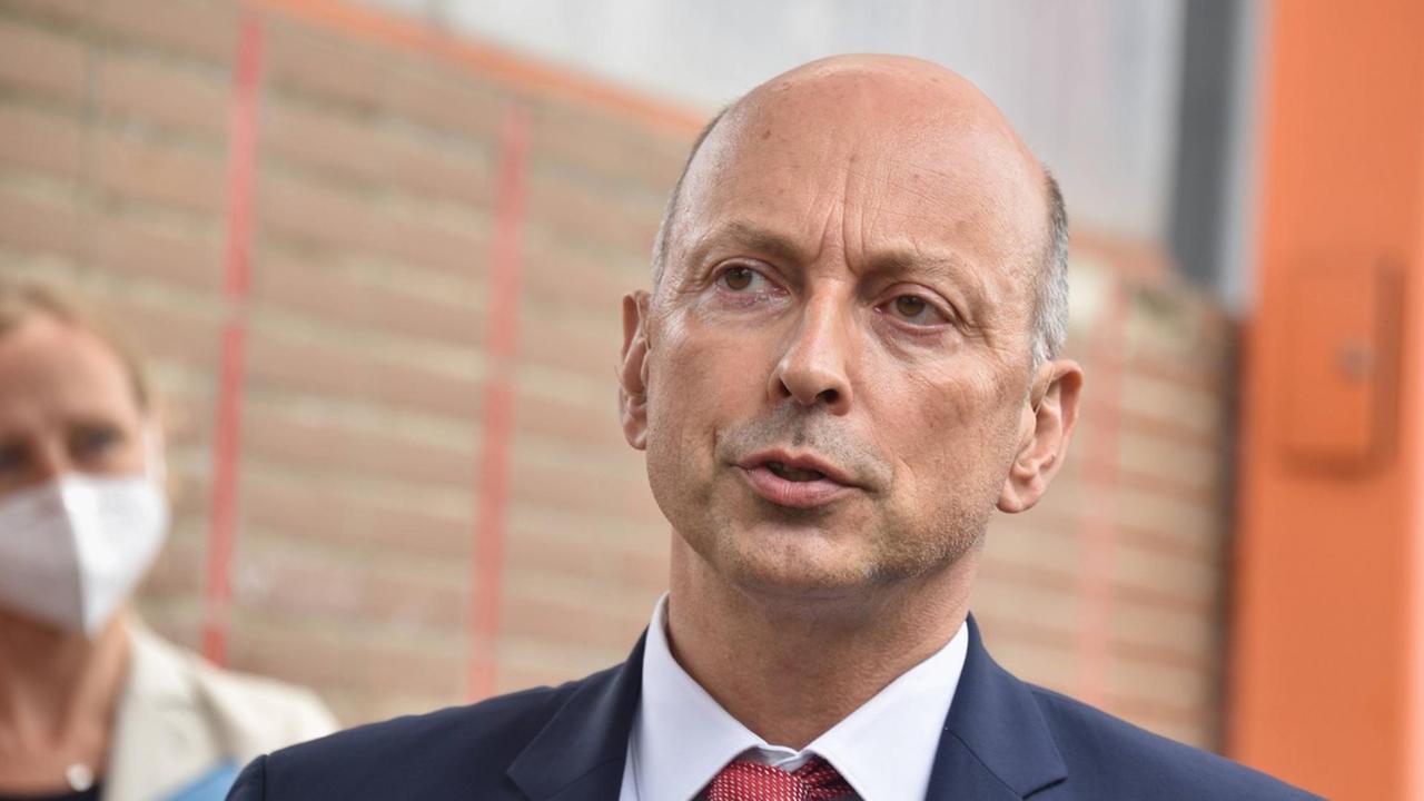 Dr. Johannes Nießen, Leiter des Gesundheitsamtes der Stadt Köln bei der der Eröffnung des neuen Corona Testzentrum am Kölner Hauptbahnhof