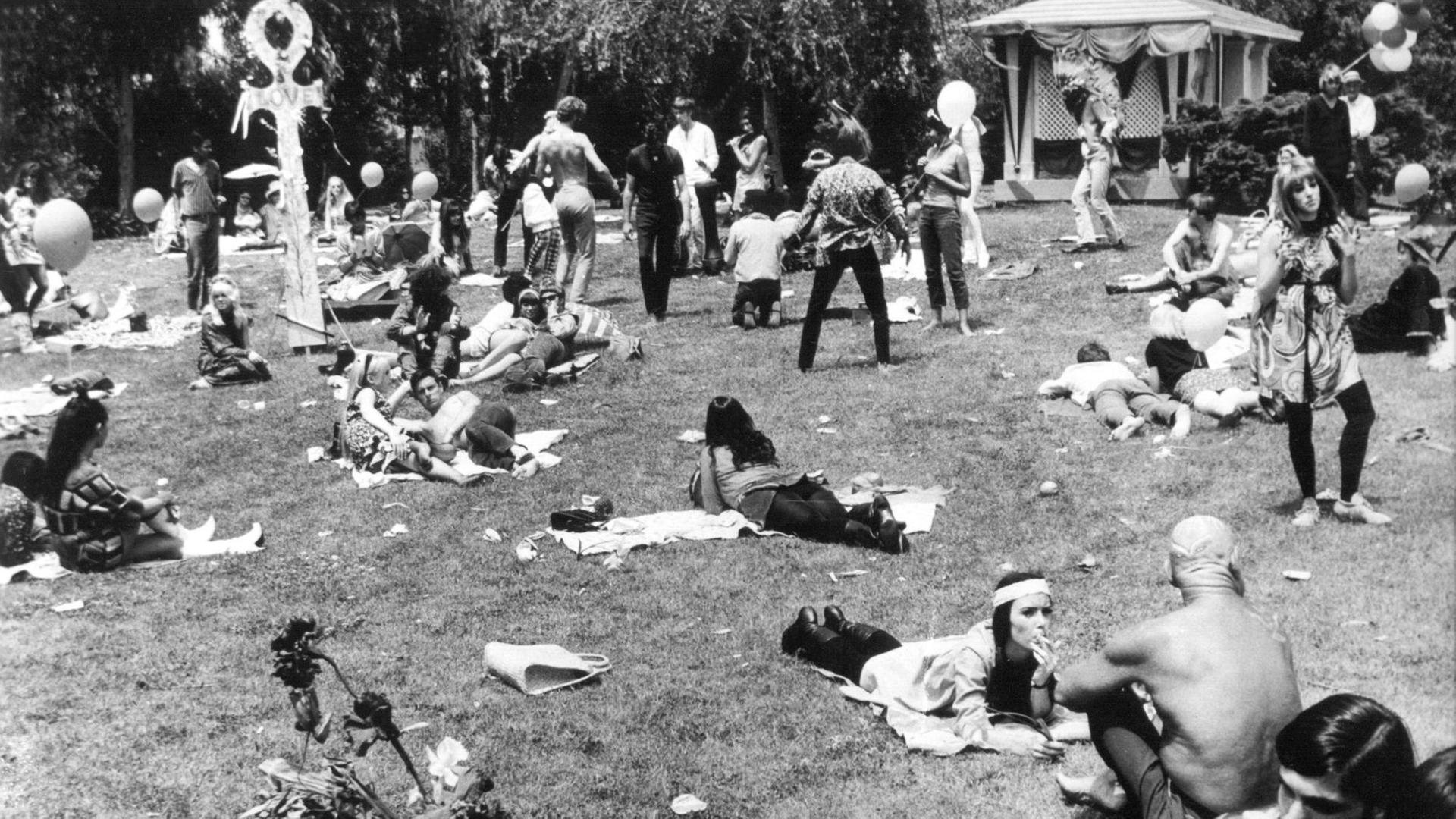 "Blumenkinder" lagern 1967 auf einer Wiese in San Francisco im US-Bundesstaat Kalifornien und geben sich dem "Flower Power"-Feeling hin. | "Blumenkinder" lagern 1967 auf einer Wiese in San Francisco im US-Bundesstaat Kalifornien und geben sich dem "Flower Power"-Feeling hin. |