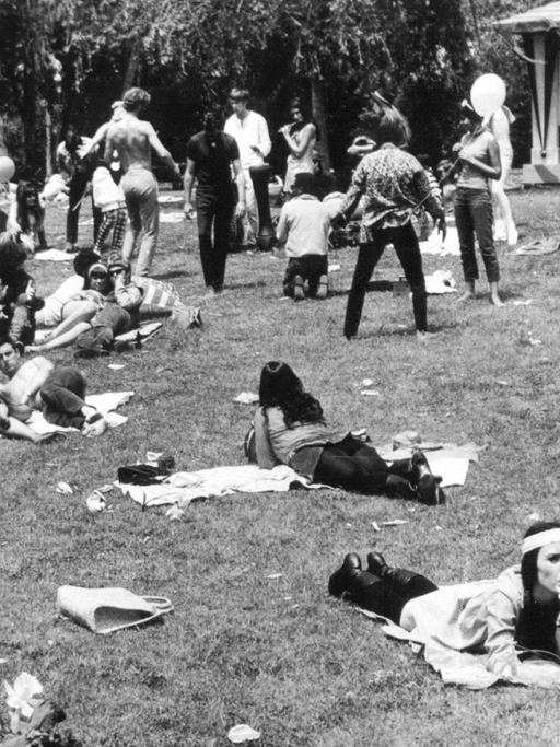 "Blumenkinder" lagern 1967 auf einer Wiese in San Francisco im US-Bundesstaat Kalifornien und geben sich dem "Flower Power"-Feeling hin. |