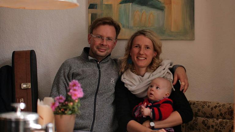 Katharina - mit ihrem jüngsten Kind auf dem Schoß - und Frank Freudenberg, Kirchenhistorikerin und Pfarrer in Schlotheim in einem Wohnzimmer Katharina - mit ihrem jüngsten Kind auf dem Schoß - und Frank Freudenberg, Kirchenhistorikerin und Pfarrer in Schlotheim in einem Wohnzimmer