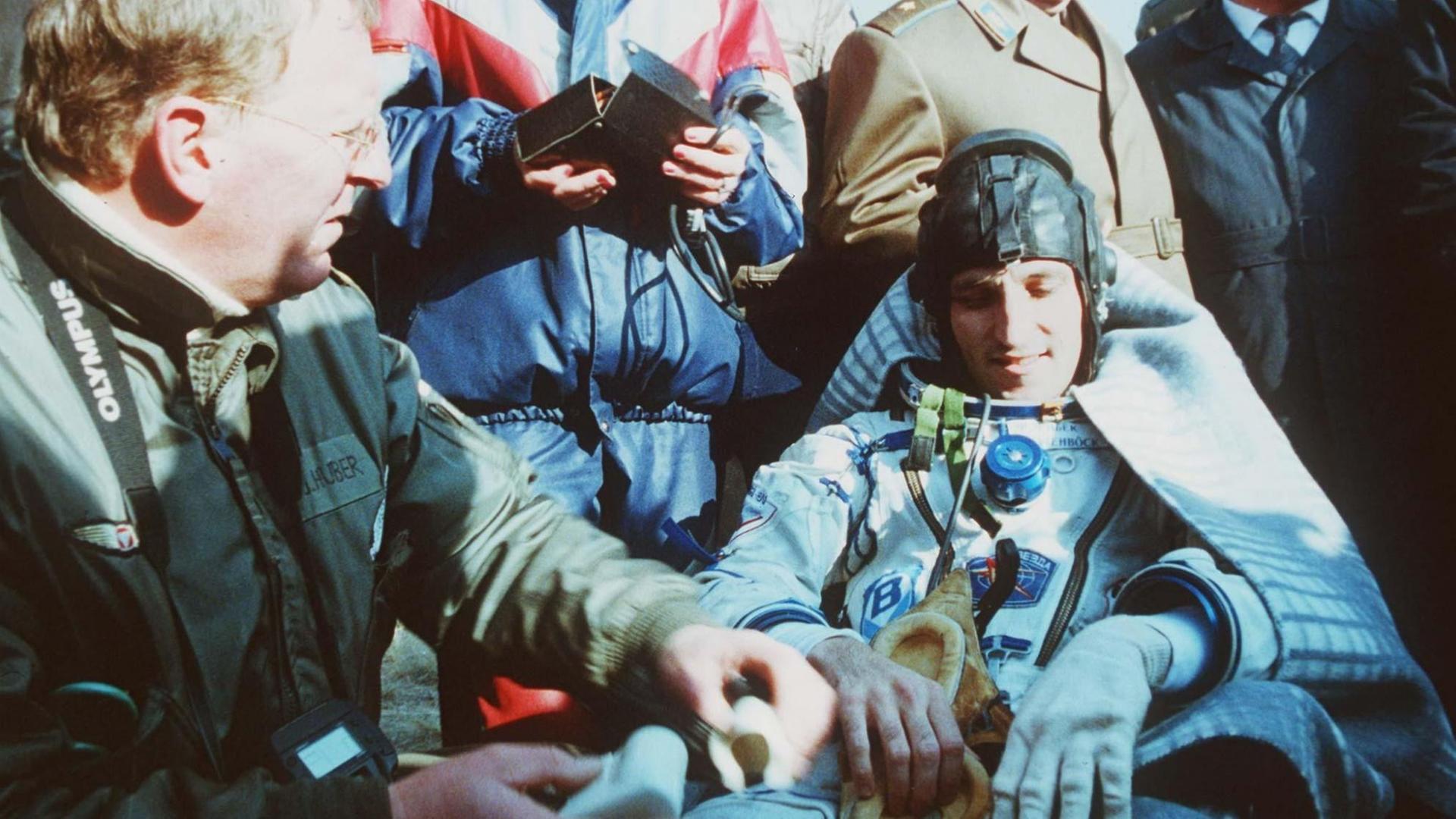 Astronaut Franz Viehböck nach der Landung am 10. Oktober 1991 in der Steppe von Kasachstan. Vor 25 Jahren landete Franz Viehböck, der erste Österreicher im All, mit einer Sojus-Landekapsel. Astronaut Franz Viehböck nach der Landung am 10. Oktober 1991 in der Steppe von Kasachstan. Vor 25 Jahren landete Franz Viehböck, der erste Österreicher im All, mit einer Sojus-Landekapsel.