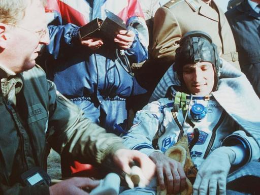 Astronaut Franz Viehböck nach der Landung am 10. Oktober 1991 in der Steppe von Kasachstan. Vor 25 Jahren landete Franz Viehböck, der erste Österreicher im All, mit einer Sojus-Landekapsel.
