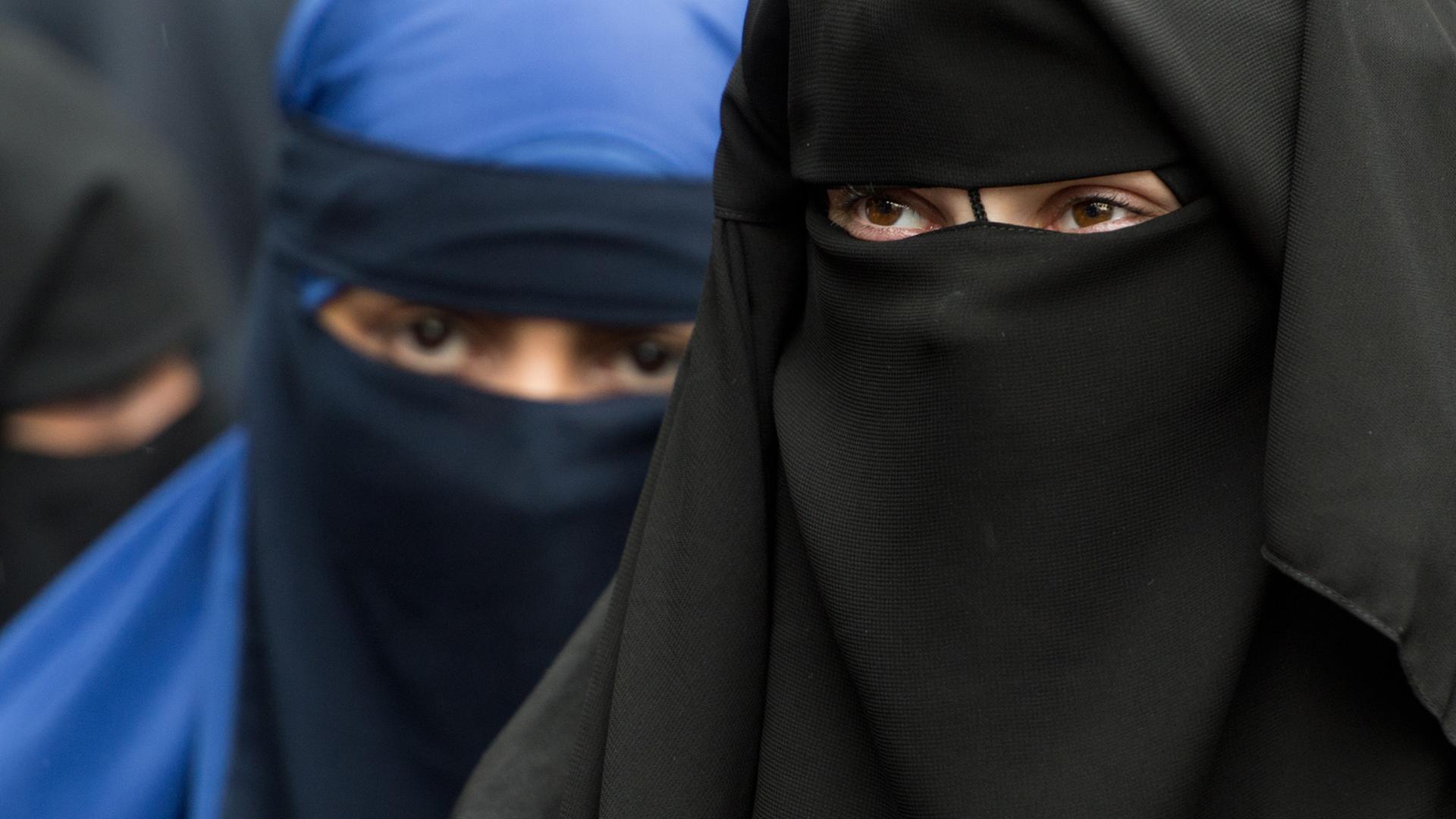 Vollverschleierte Frauen auf einer Kundgebung des radikalen Salafistenpredigers Pierre Vogel in Offenbach. Vollverschleierte Frauen auf einer Kundgebung des radikalen Salafistenpredigers Pierre Vogel in Offenbach.