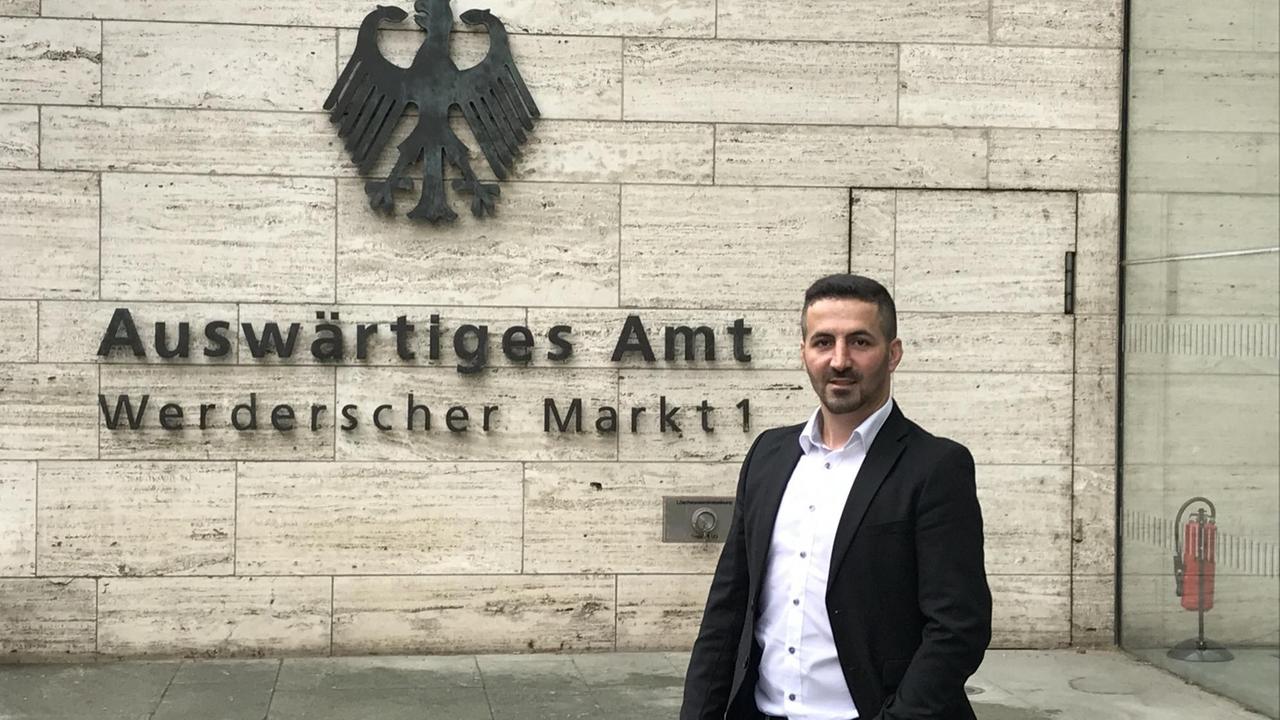 Agit Keser steht vor dem Eingang des Auswärtigen Amtes in Berlin. Agit Keser steht vor dem Eingang des Auswärtigen Amtes in Berlin.