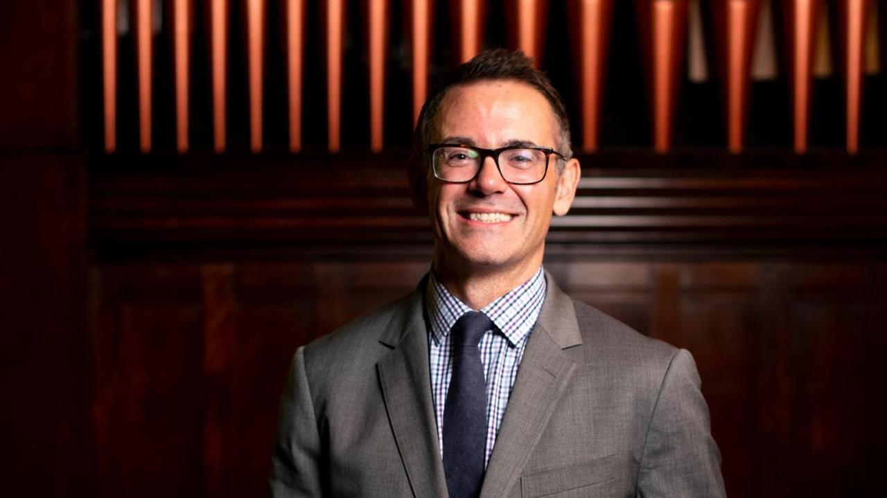 Reverend Gregory McGonigle steht am 1. Juli 2019 in der Goddard Kapelle der Tufts Universität
Reverend Gregory McGonigle steht am 1. Juli 2019 in der Goddard Kapelle der Tufts Universität