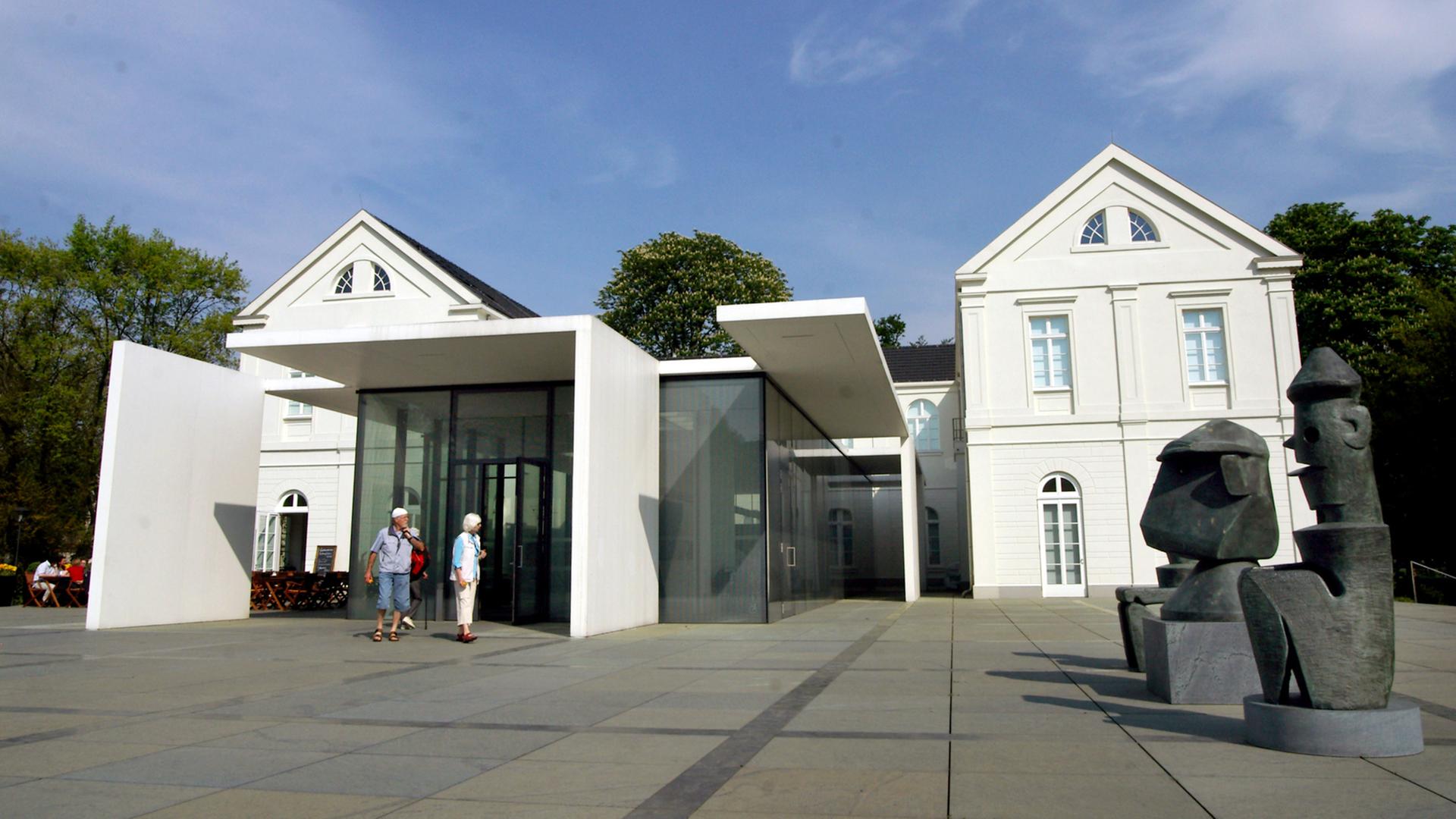 Zwei Besucher stehen vor dem Eingangsbereich des Max Ernst Museums im nordrhein-westfälischen Brühl.