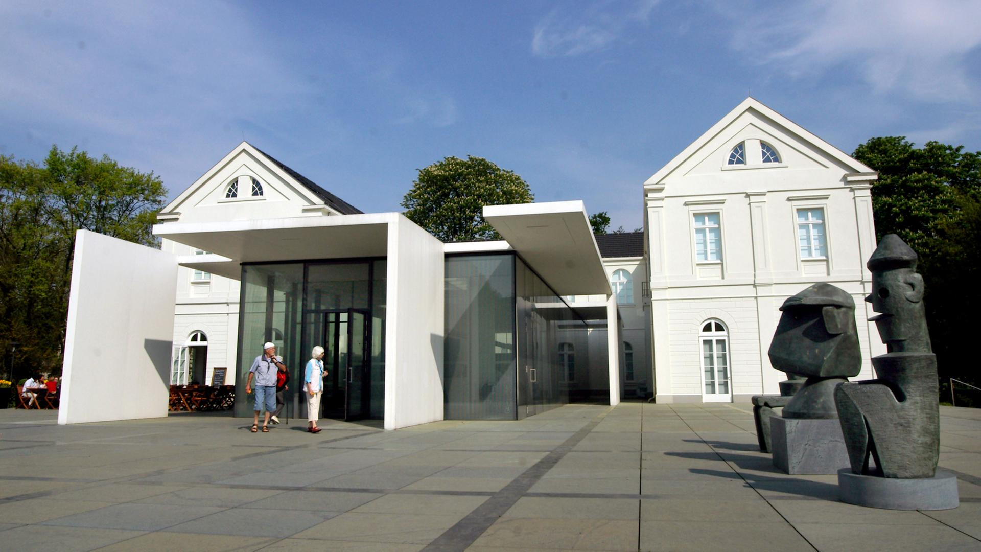 Zwei Besucher stehen vor dem Eingangsbereich des Max Ernst Museums im nordrhein-westfälischen Brühl. Zwei Besucher stehen vor dem Eingangsbereich des Max Ernst Museums im nordrhein-westfälischen Brühl.