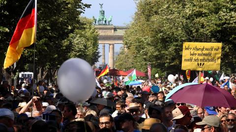 Demonstration Tag der Freiheit - Tausende feiern das Ende der Pandemie und den Tag der Freiheit in Berlin mit einem Umzug durch das Regierungsviertel.