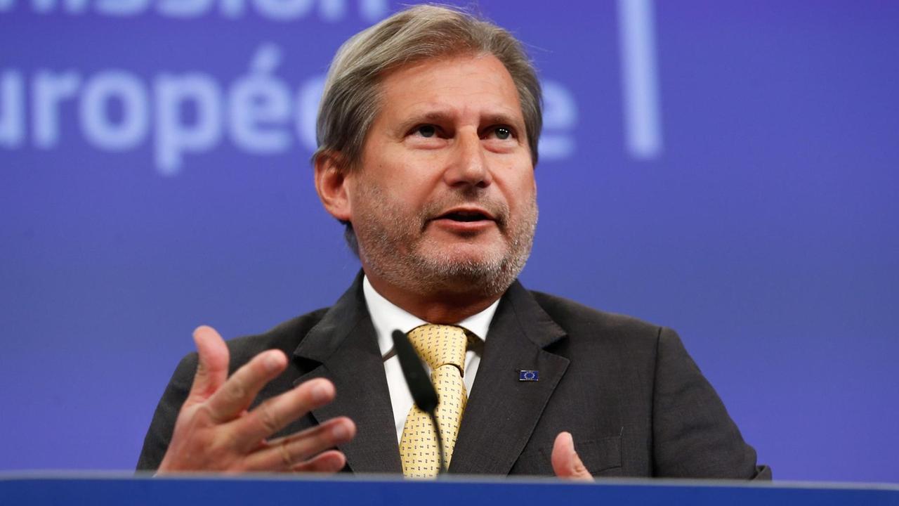Man sieht EU-Erweiterungskommissar Johannes Hahn vor einem blauen Hintergrund, er spricht an einem Rednerpult ins Mikrofon. Man sieht EU-Erweiterungskommissar Johannes Hahn vor einem blauen Hintergrund, er spricht an einem Rednerpult ins Mikrofon.