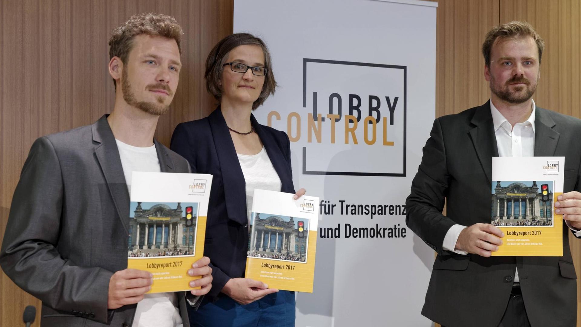 Lobbyreport 2017 2017-06-21, Berlin, Deutschland - Der gemeinnützige Verein Lobbycontrol stellt in Berlin seinen aktuellen Lobbyreport 2017 vor, der die wichtigsten Entwicklungen in den Bereichen Lobbyismus und Lobbyregulierung der vergangenen zwei Jahre bilanziert. Im Bild Imke Dierßen, politische Geschäftsführerin Lobbycontrol und Report-Autor Time Lange. Lobbyreport 2017 2017-06-21, Berlin, Deutschland - Der gemeinnützige Verein Lobbycontrol stellt in Berlin seinen aktuellen Lobbyreport 2017 vor, der die wichtigsten Entwicklungen in den Bereichen Lobbyismus und Lobbyregulierung der vergangenen zwei Jahre bilanziert. Im Bild Imke Dierßen, politische Geschäftsführerin Lobbycontrol und Report-Autor Time Lange.