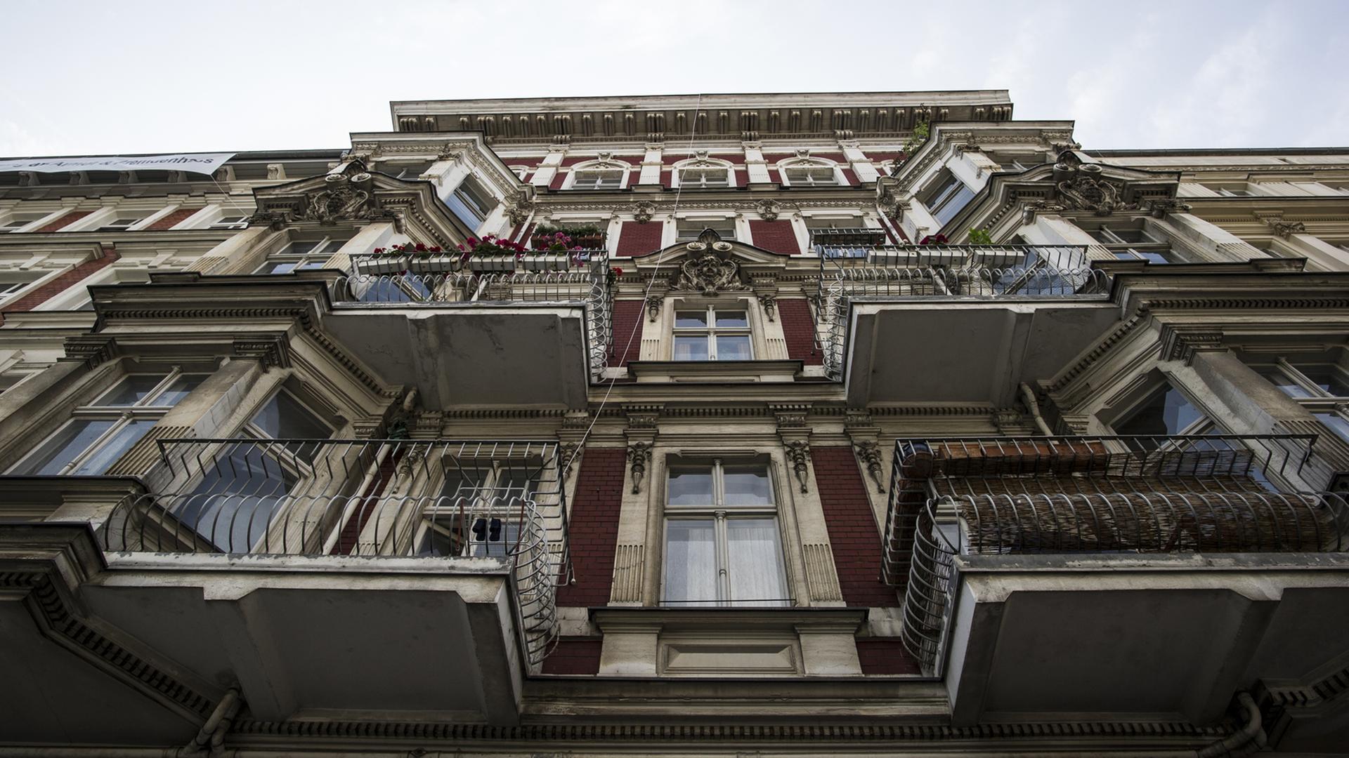 Die Fassade der Grunewaldstraße 87 in Berlin-Schöneberg im Sommer 2015. Derzeit ist davon wenig zu sehen, das "Horrorhaus" aus den Schlagzeilen ist seit Monaten eingerüstet. Die Fassade der Grunewaldstraße 87 in Berlin-Schöneberg im Sommer 2015. Derzeit ist davon wenig zu sehen, das "Horrorhaus" aus den Schlagzeilen ist seit Monaten eingerüstet.
