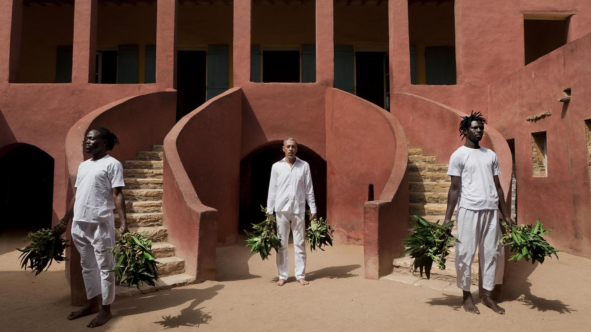 „O Sacudimento da Maison des Esclaves em Gorée, Diptych Video” von Ayrson Heràclito. „O Sacudimento da Maison des Esclaves em Gorée, Diptych Video” von Ayrson Heràclito.