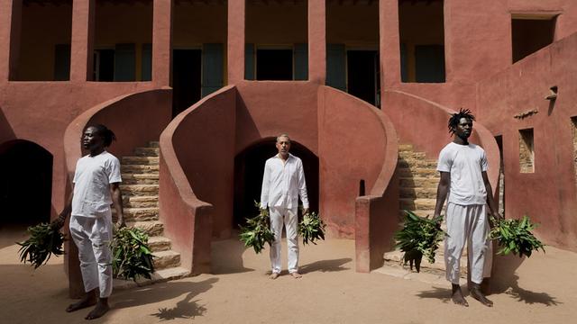 „O Sacudimento da Maison des Esclaves em Gorée, Diptych Video” von Ayrson Heràclito.