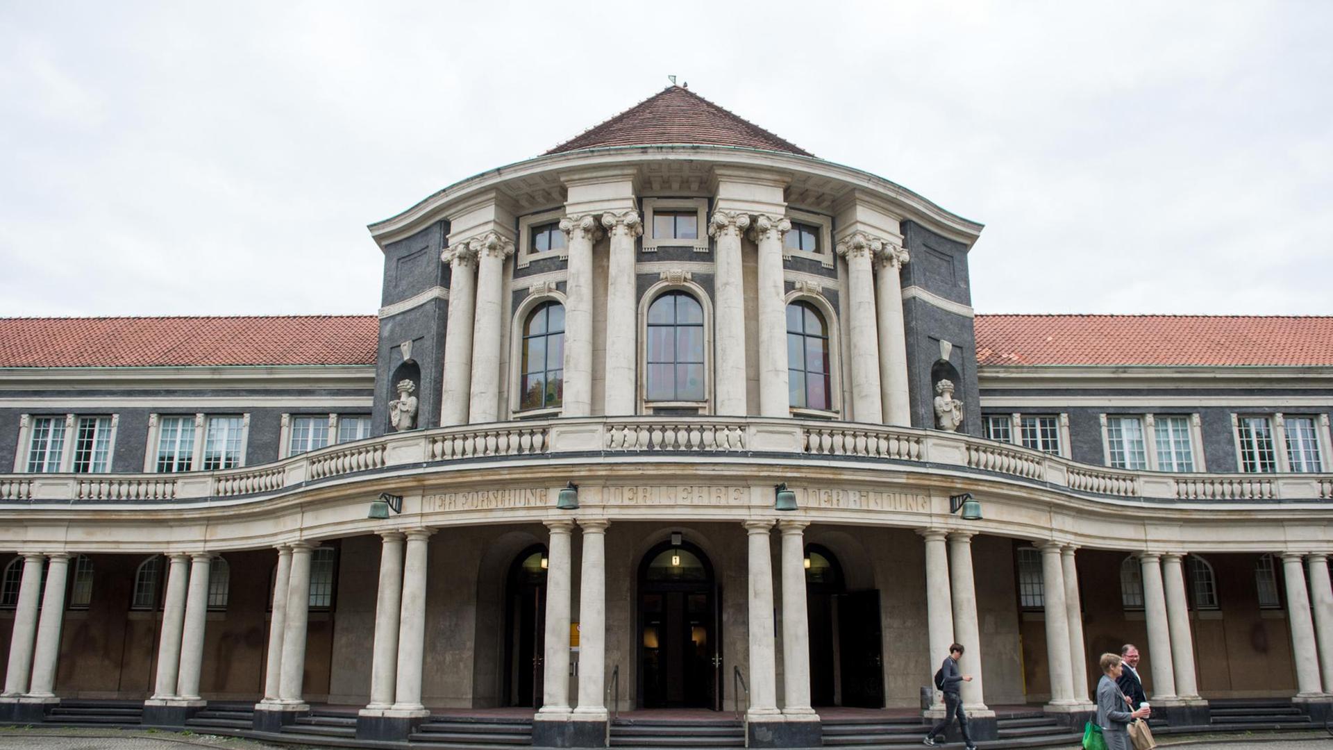 Der Haupteingang der Universität Hamburg von draußen Der Haupteingang der Universität Hamburg von draußen