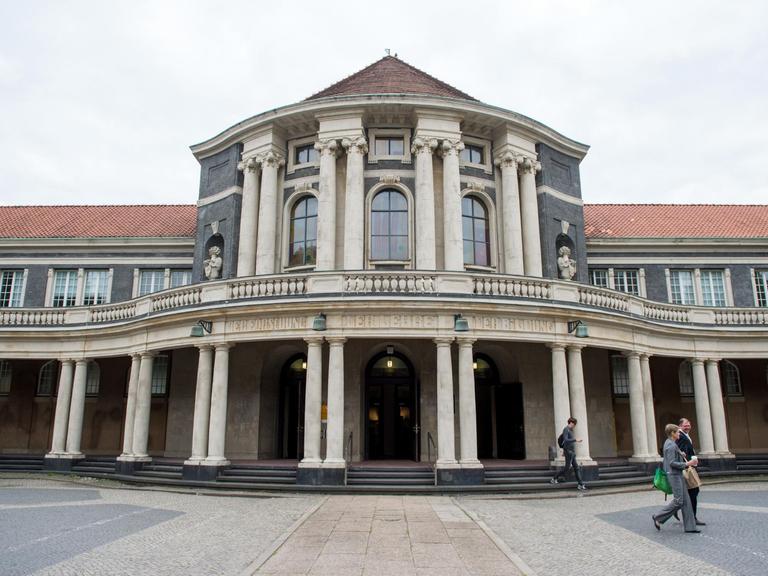 Der Haupteingang der Universität Hamburg von draußen