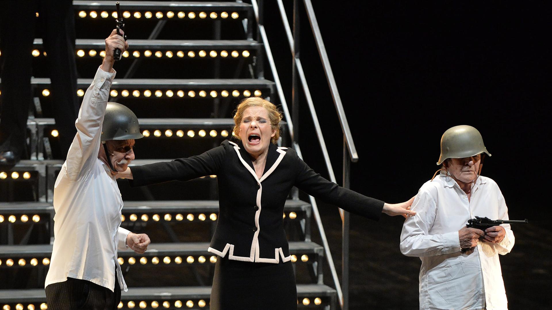 Die Schauspieler Peter Matic, Alexandra Henkel und Elisabeth Orth bei Proben zu Georg Schmiedleitners Salzburger Inszenierung von "Die letzten Tage der Menschheit". Die Schauspieler Peter Matic, Alexandra Henkel und Elisabeth Orth bei Proben zu Georg Schmiedleitners Salzburger Inszenierung von "Die letzten Tage der Menschheit".