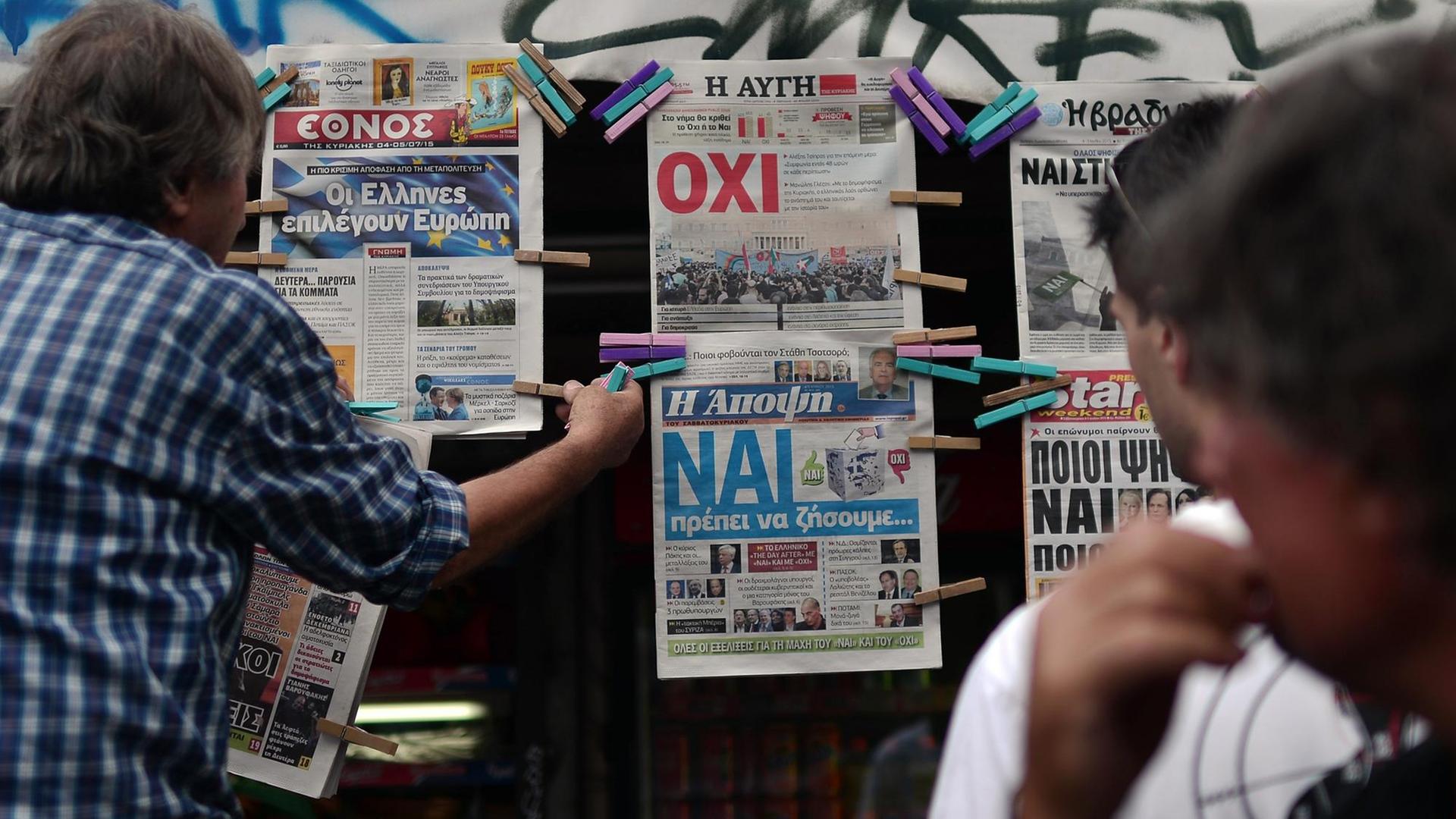 Ein Zeitungsstand in Athen am Tag vor dem Referendum Ein Zeitungsstand in Athen am Tag vor dem Referendum