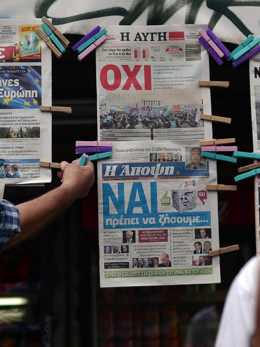 Ein Zeitungsstand in Athen am Tag vor dem Referendum