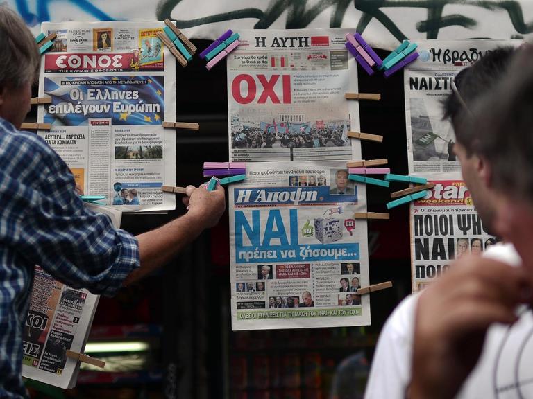 Ein Zeitungsstand in Athen am Tag vor dem Referendum