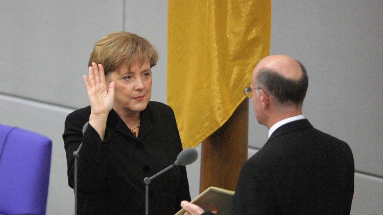 Bundeskanzlerin Angela Merkel (CDU) wird am 22.11.2005 im Deutschen Bundestag in Berlin durch Bundestagspräsident Norbert Lammert vereidigt Bundeskanzlerin Angela Merkel (CDU) wird am 22.11.2005 im Deutschen Bundestag in Berlin durch Bundestagspräsident Norbert Lammert vereidigt