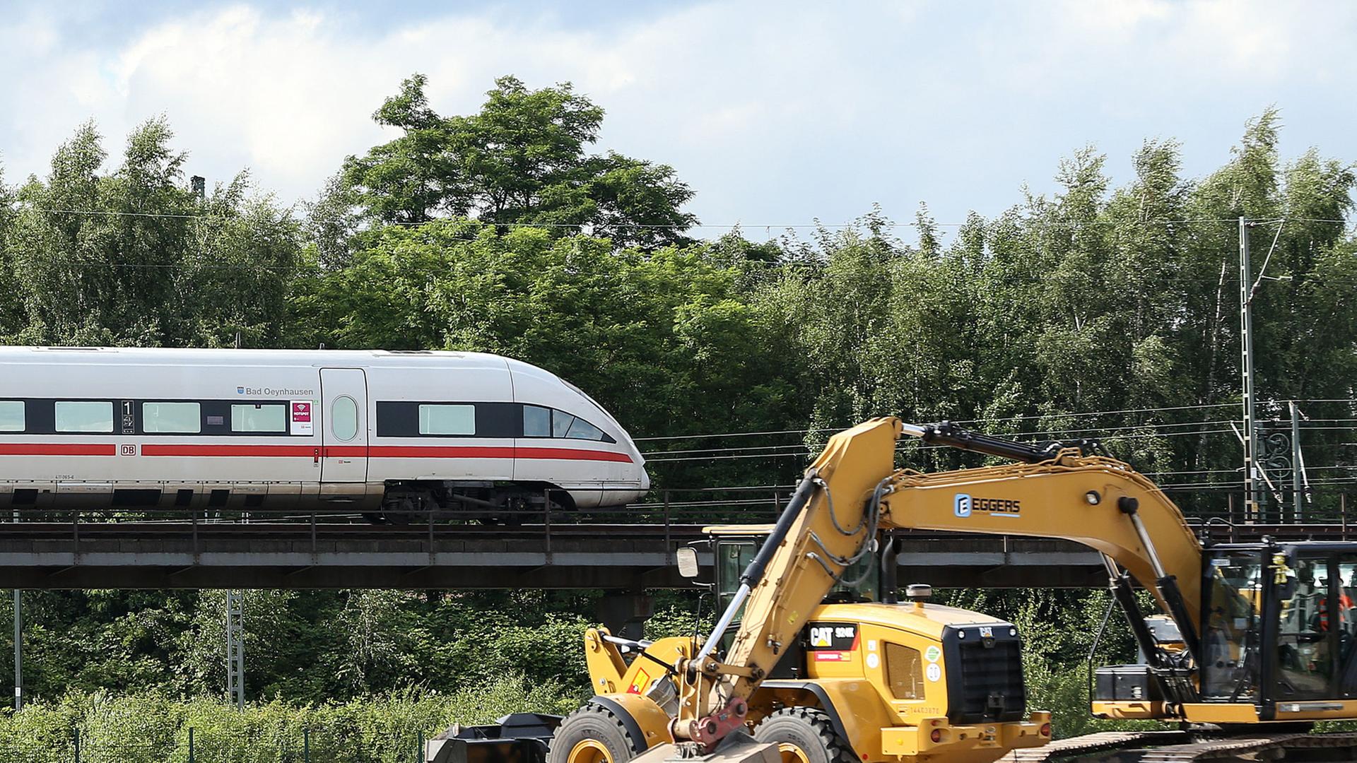 Ein ICE der Deutschen Bahn fährt in Hamburg auf einer Brücke vor der Baufahrzeuge stehen im Bereich Diebsteich in Richtung Fernbahnhof-Altona. Ein ICE der Deutschen Bahn fährt in Hamburg auf einer Brücke vor der Baufahrzeuge stehen im Bereich Diebsteich in Richtung Fernbahnhof-Altona.