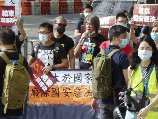 Mehrere prodemokratische Demonstranten protestieren auf den Straßen von Hongkong gegen das umstrittene Sicherheitsgesetz.