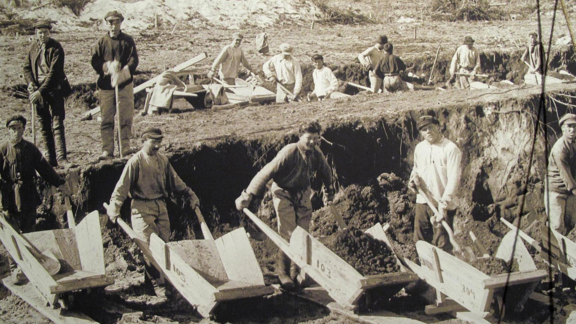 Ein historisches Foto (Häftlinge bei der Arbeit) in der Ausstellung im Gulag Perm 36. Das Arbeitslager am Dorf Kucino befindet sich ca. 90 Kilometer östlich der Stadt Perm im Ural. Ein historisches Foto (Häftlinge bei der Arbeit) in der Ausstellung im Gulag Perm 36. Das Arbeitslager am Dorf Kucino befindet sich ca. 90 Kilometer östlich der Stadt Perm im Ural.