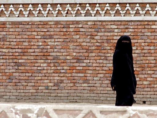 Eine jemenitische Frau in der Burka geht auf einer Straße in der Altstadt von Sanaa am 15 August 2007.
