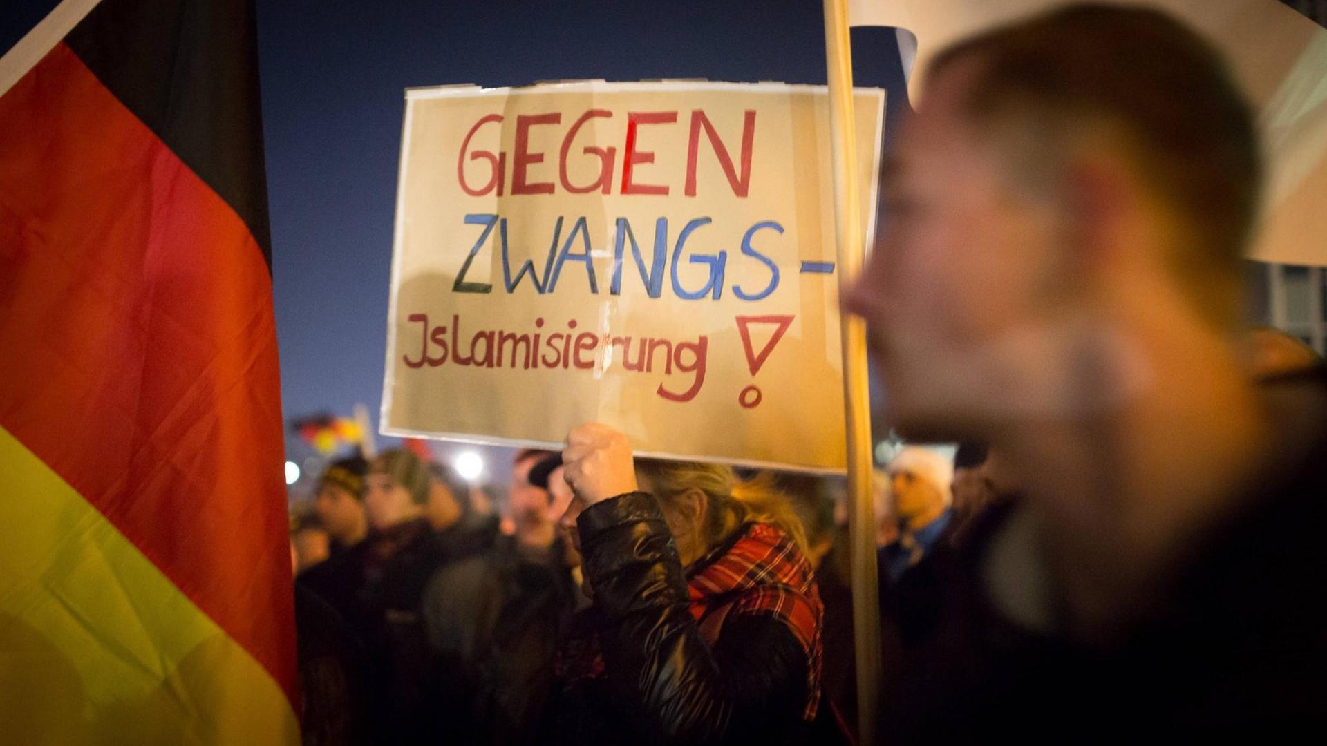 Islamfeindliches Plakat bei einer Pegida-Demonstration in Dresden. Islamfeindliches Plakat bei einer Pegida-Demonstration in Dresden.