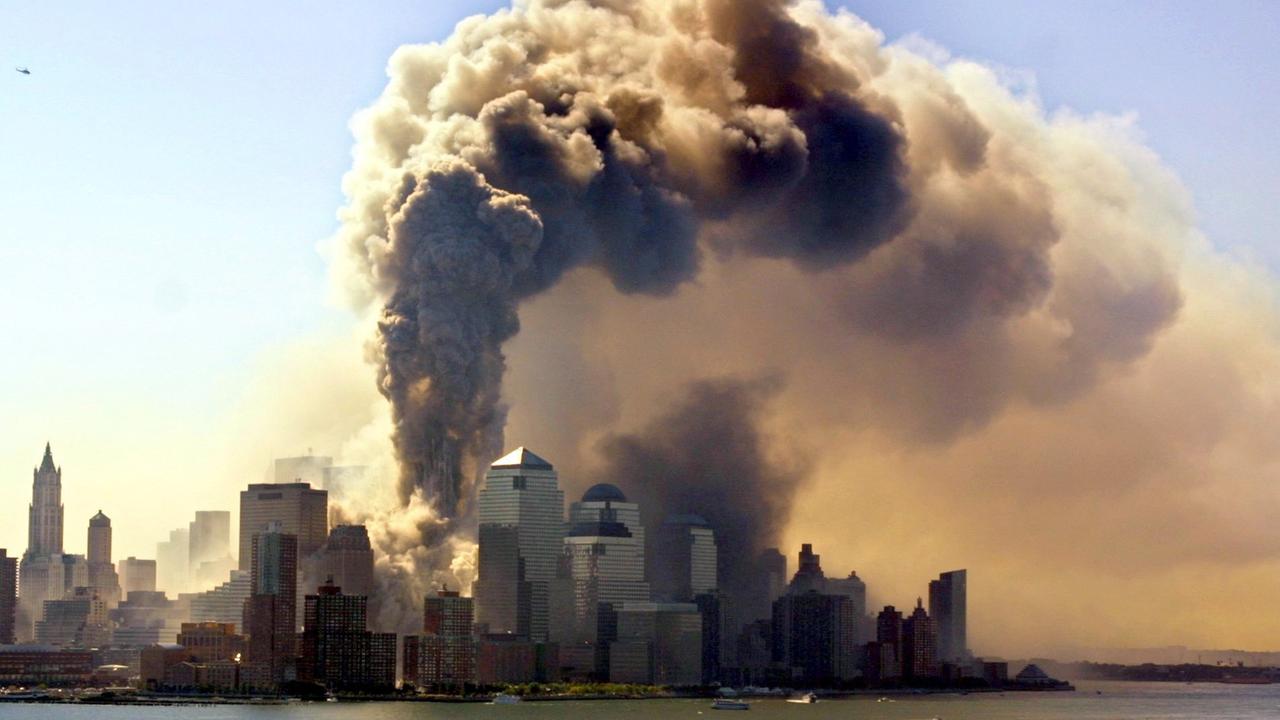 Beide Türme des brennenden World Trade Center in New York stürzen nach dem Terror-Anschlag am 11.9.2001 in sich zusammen. Beide Türme des brennenden World Trade Center in New York stürzen nach dem Terror-Anschlag am 11.9.2001 in sich zusammen.
