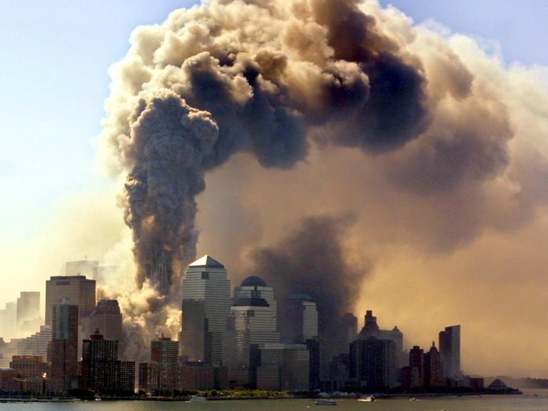 Beide Türme des brennenden World Trade Center in New York stürzen nach dem Terror-Anschlag am 11.9.2001 in sich zusammen.