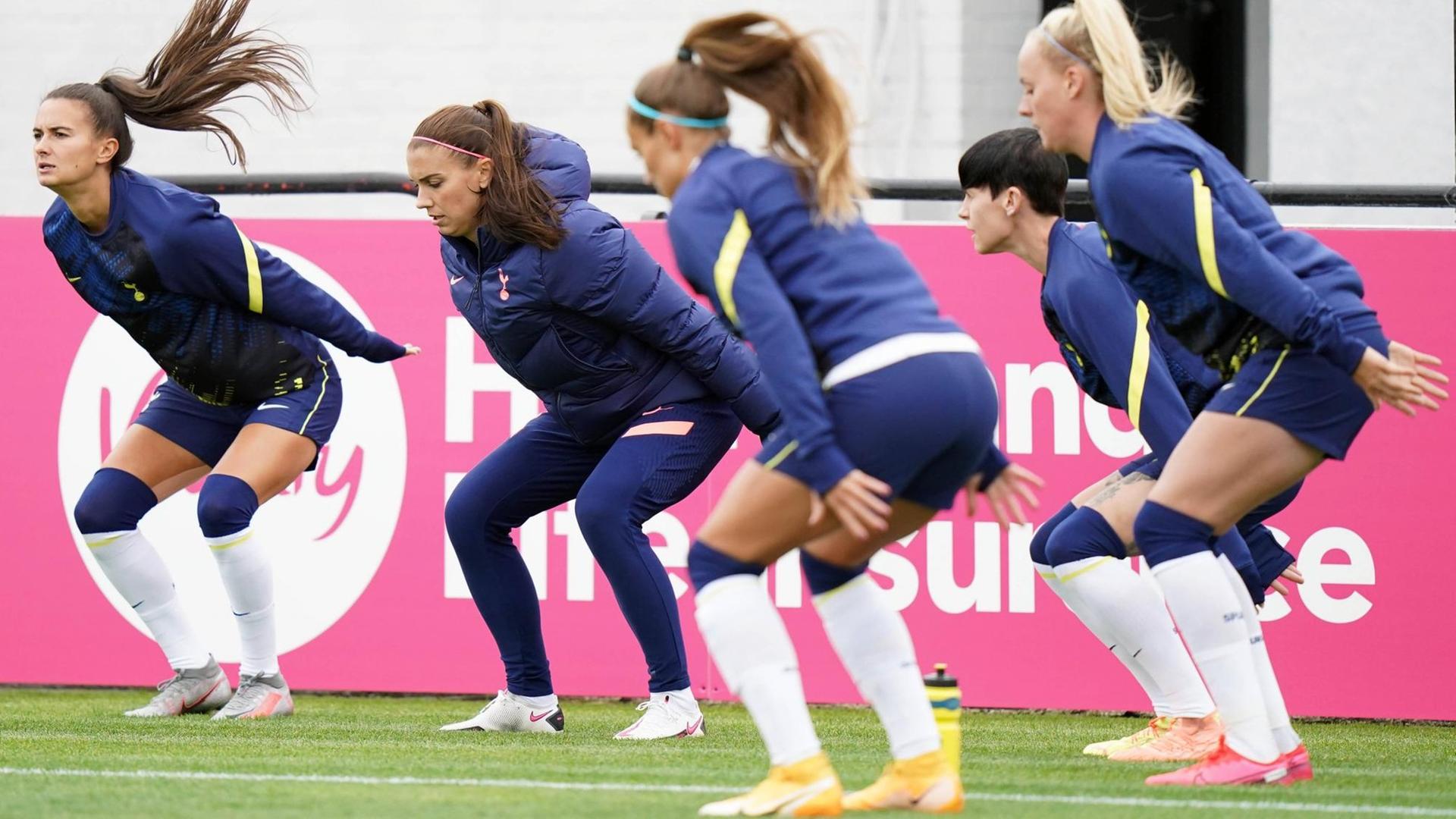 Alex Morgan und ihre Mitspielerinnen bei einer Gymnastikübung Alex Morgan und ihre Mitspielerinnen bei einer Gymnastikübung
