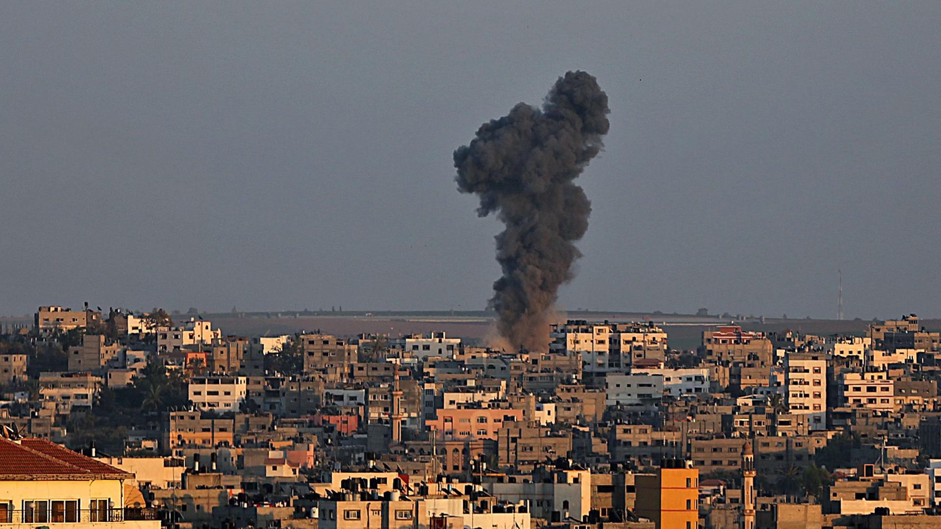 In Gaza-Stadt steigt Rauch auf, nachdem die israelische Luftwaffe Häuser beschossen hat. In Gaza-Stadt steigt Rauch auf, nachdem die israelische Luftwaffe Häuser beschossen hat.